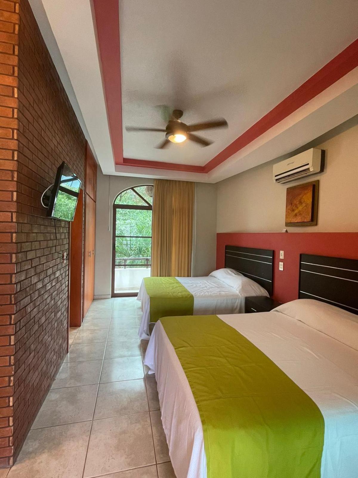 Hotel Y Suites Los Encantos 萨尤利塔 外观 照片