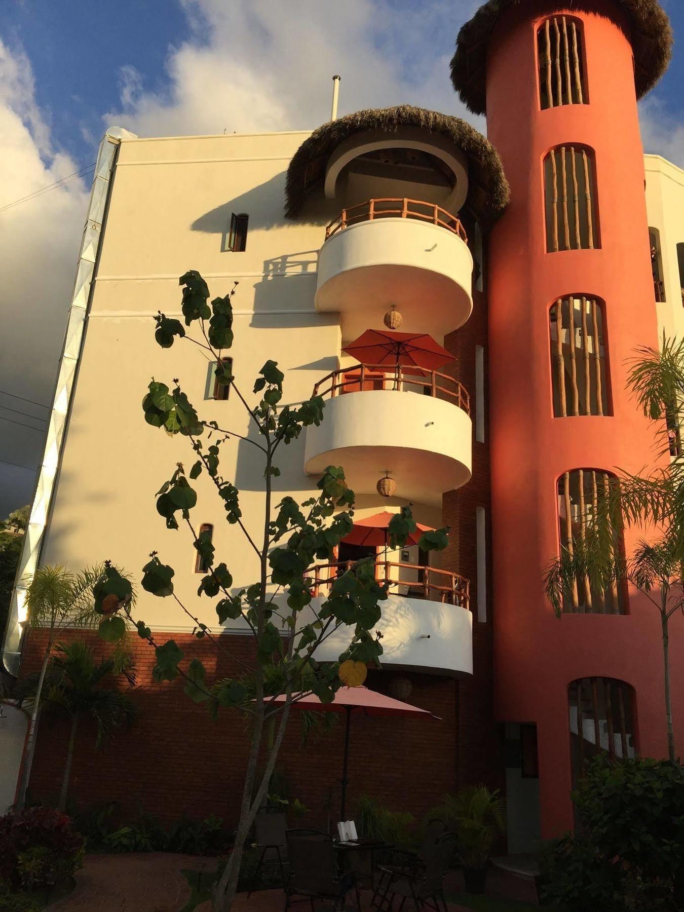 Hotel Y Suites Los Encantos 萨尤利塔 外观 照片