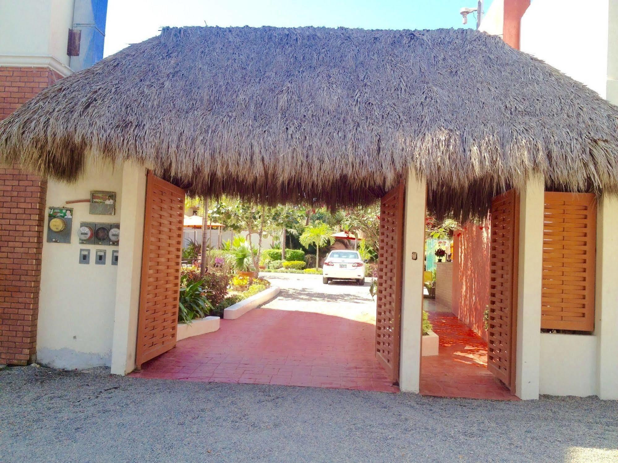 Hotel Y Suites Los Encantos 萨尤利塔 外观 照片